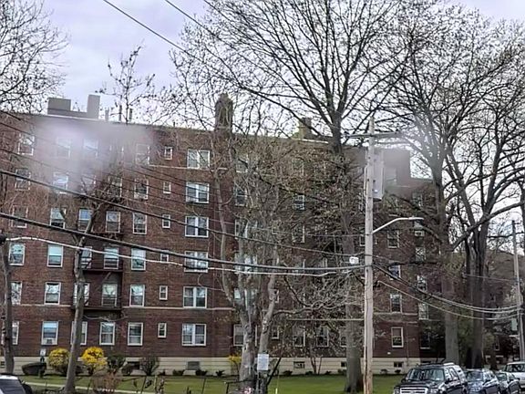 5th image of 813 Larchmont Acre APT B