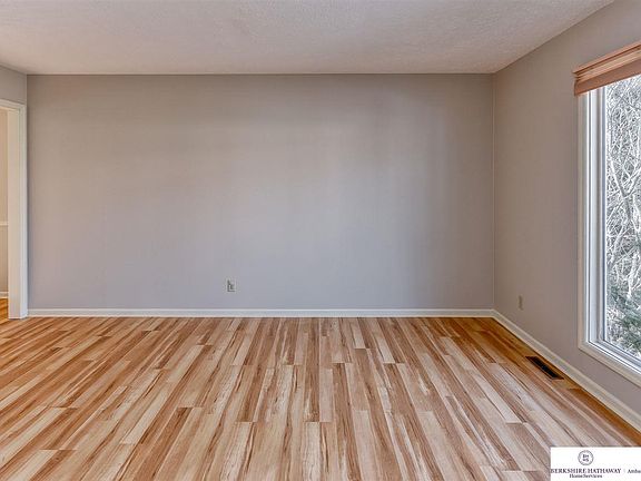 5th image of 16129 Parker St