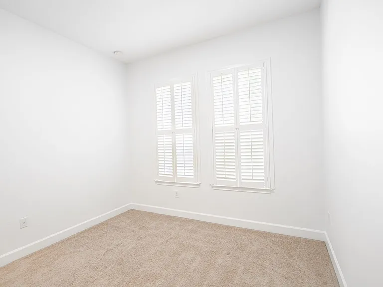 10667 Cardera Dr — Photo 32