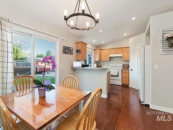 4th image of 913 S Lily Ct
