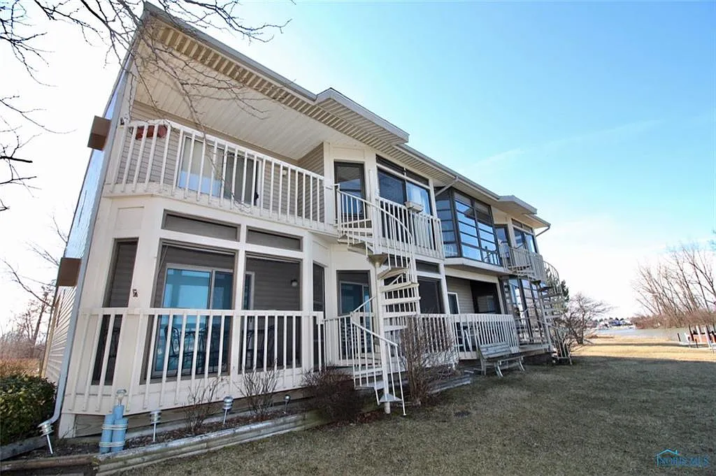 6238 N Harris Harbor Dr photo 1