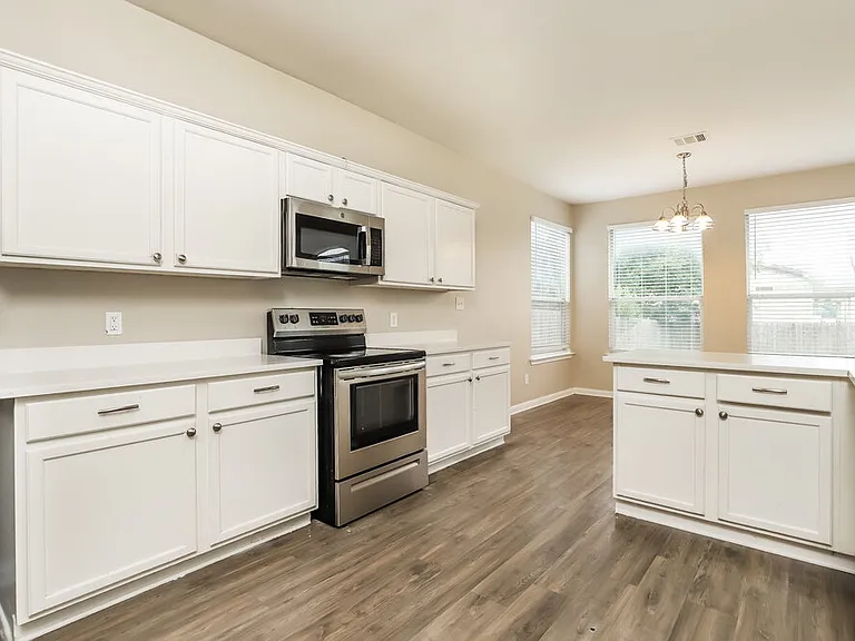 539 W Metcalfe St — Photo 8