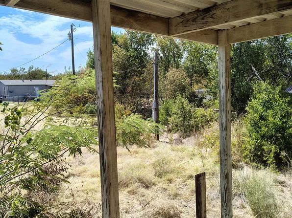 303 N Central Ave, Petrolia, TX 76377