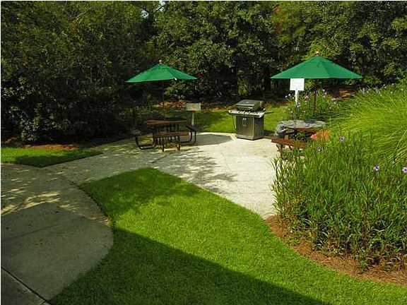 Picnic Area next to pool