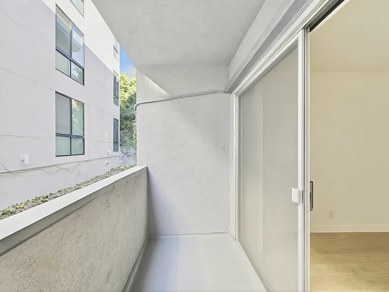 642 NW Knoll Dr — Photo 2