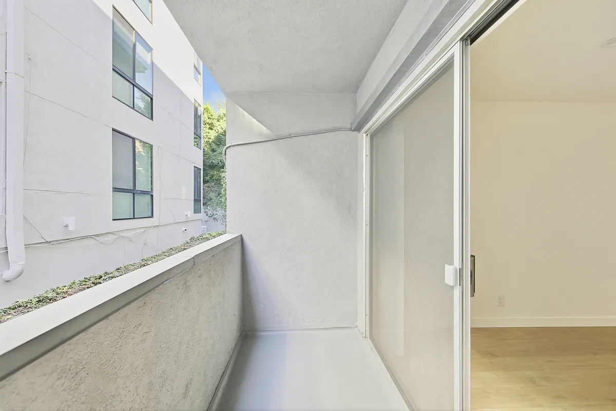 Building Photo - 642 NW Knoll Dr