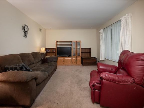 4th image of 5216 Shawnee Blvd N