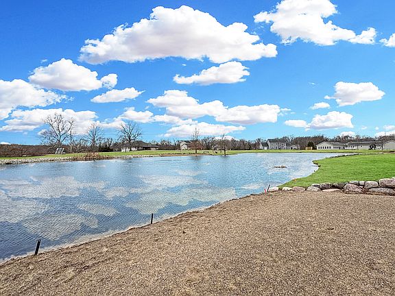 4th image of 221 Lake Pointe Dr