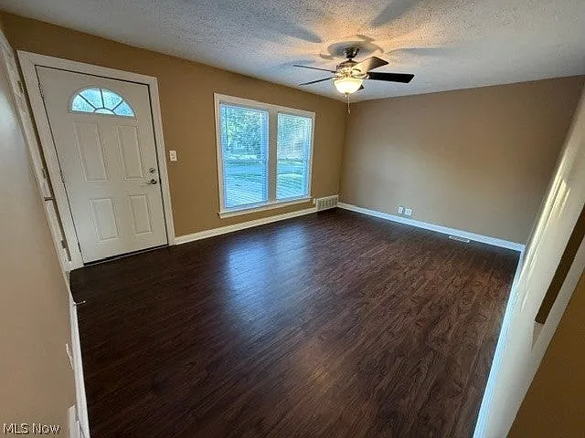 3 bed, 949 sqft, $1,300 — Photo 3