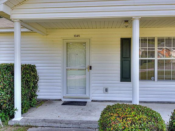 3rd image of 1045 Willow Springs Dr