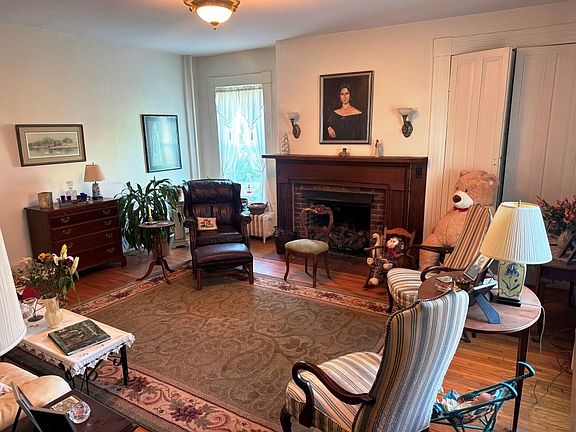 4th image of 402 S Main St