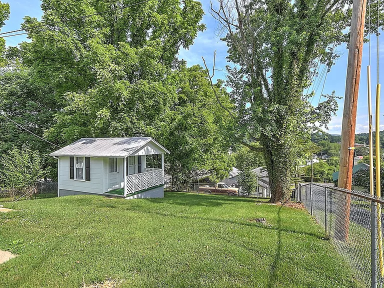 1050 Delawana St — Photo 18