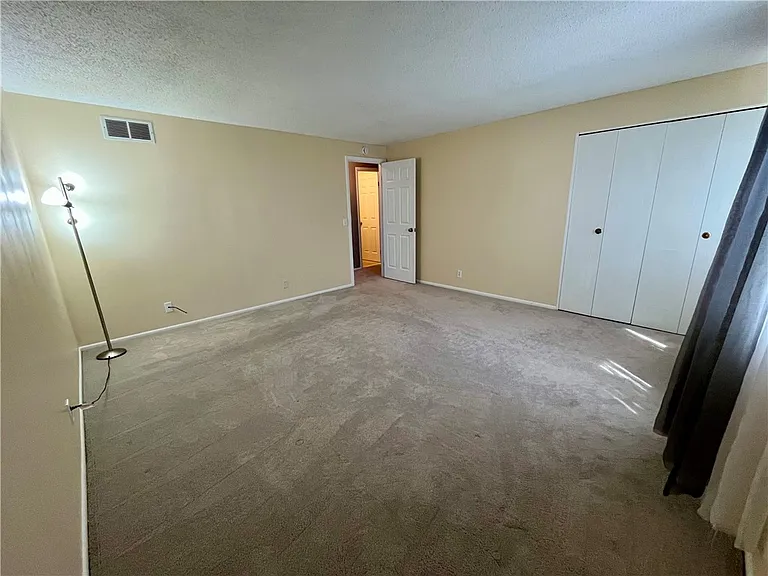 168 Surrey Hill Way — Photo 9