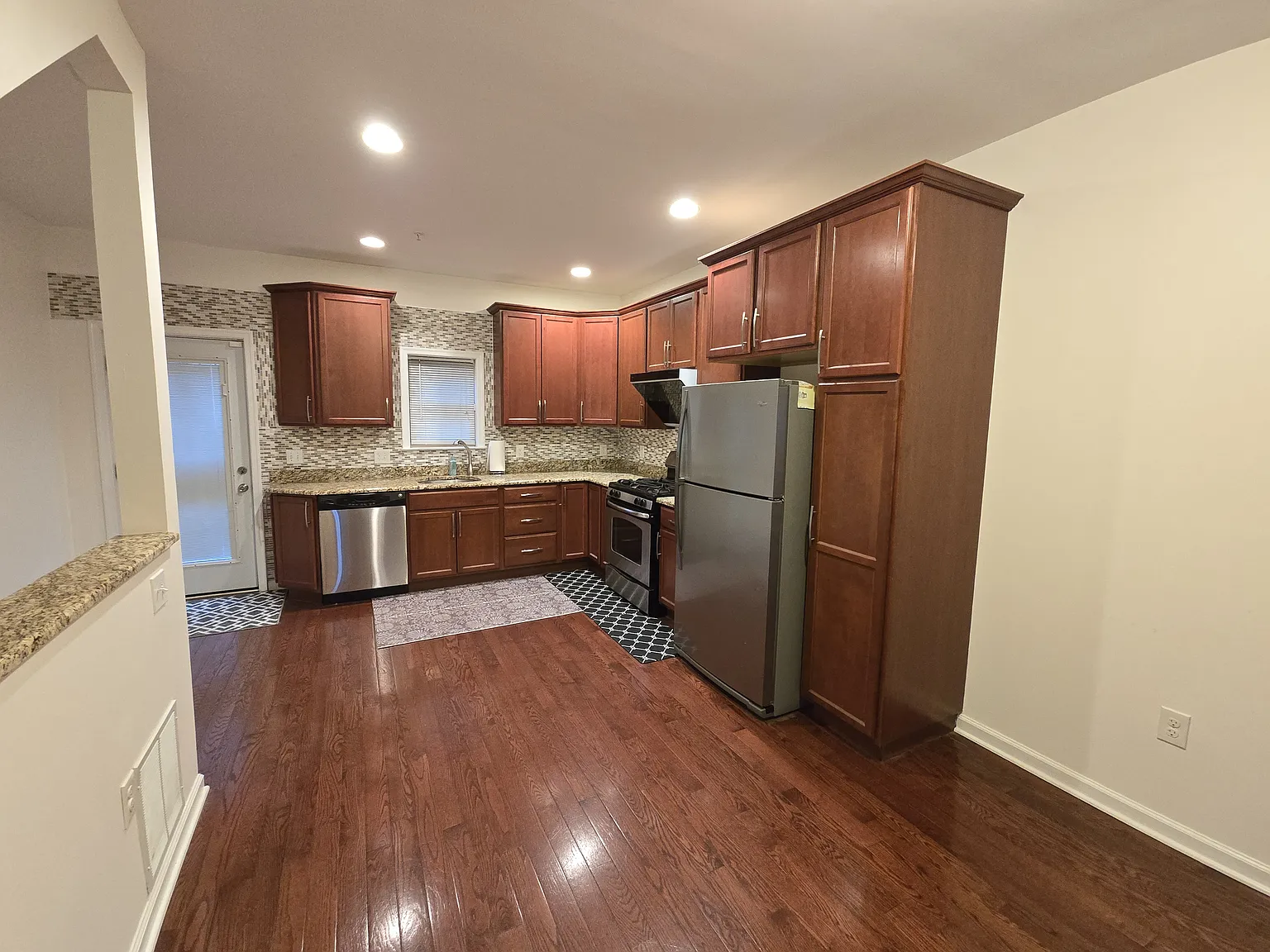 3 bed, 2200 sqft, $2,800 — Photo 3