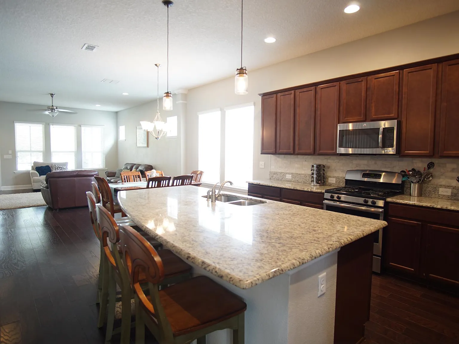 4 bed, 2514 sqft, $4,100 — Photo 3