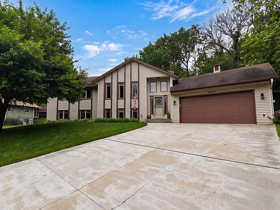 2nd image of 19135 Maple Leaf Dr