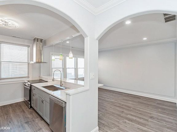 4th image of 4014 W Ainslie St