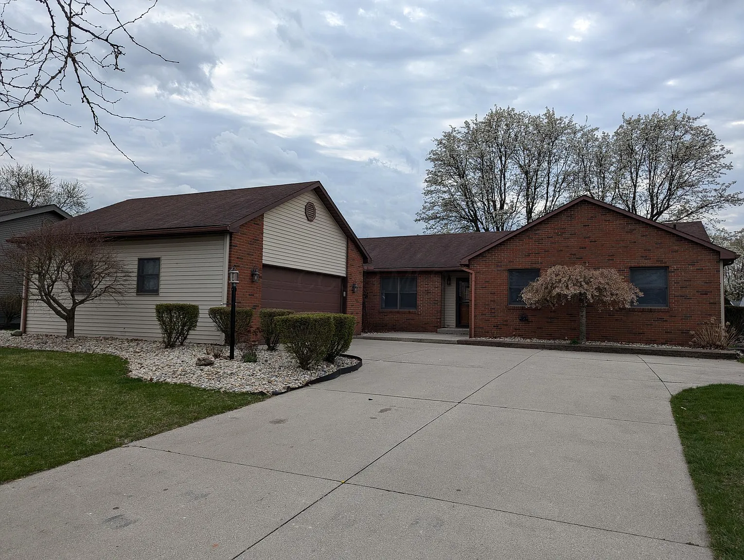 1707 Oxford Dr photo 1