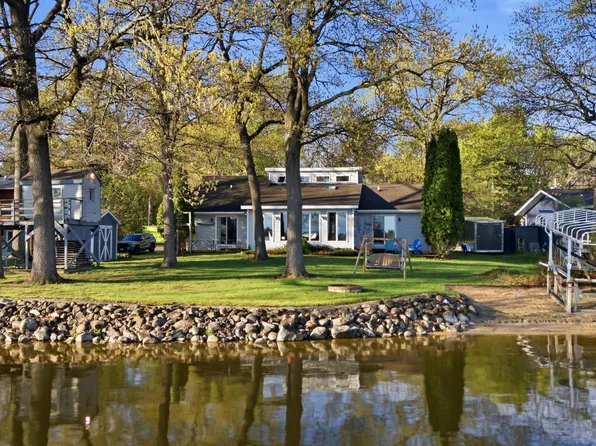 W5733 Island Dr, Pardeeville, WI 53954