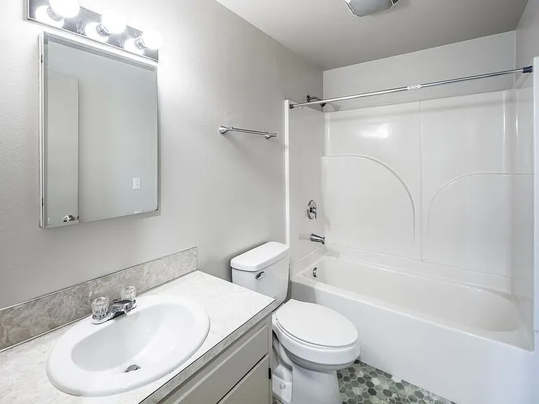703 Broadway St #4 — Photo 8
