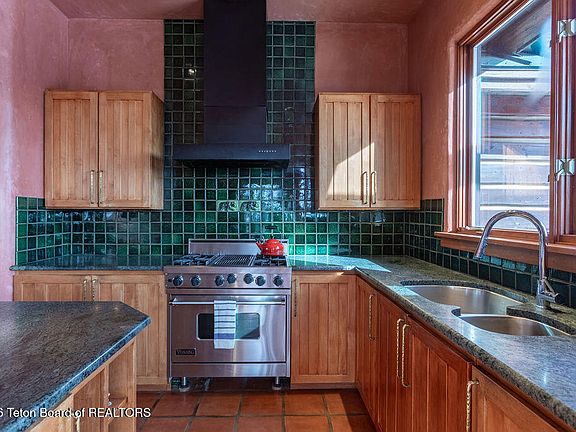 5th image of 1935 Larsen Ln