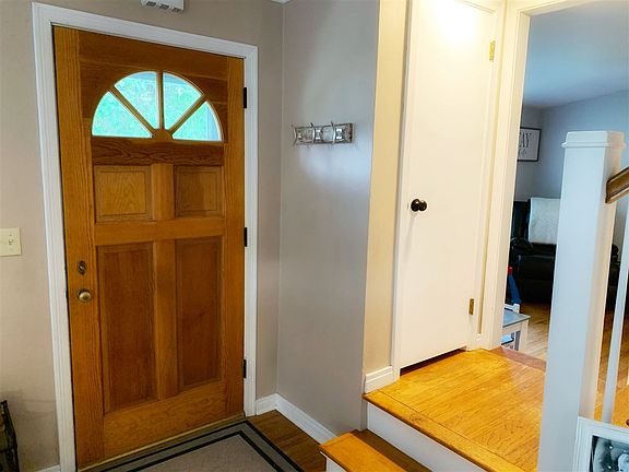 4th image of 29 Nightengale Ave