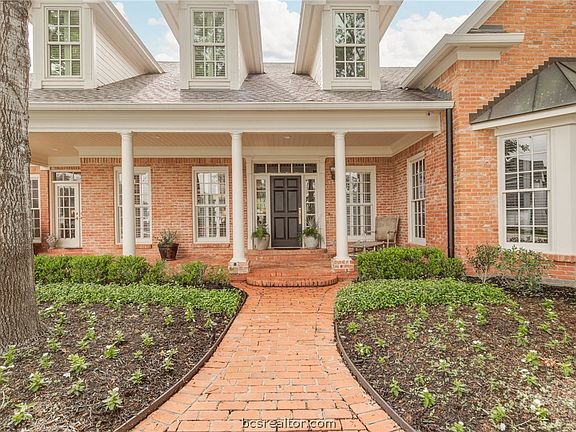 3rd image of 1004 Sonoma Cir