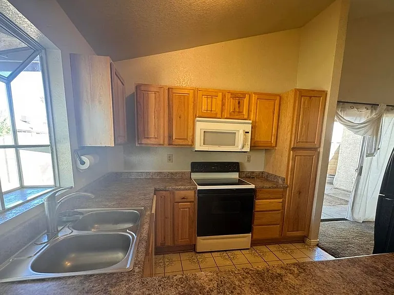 5602 W Yucca St — Photo 11