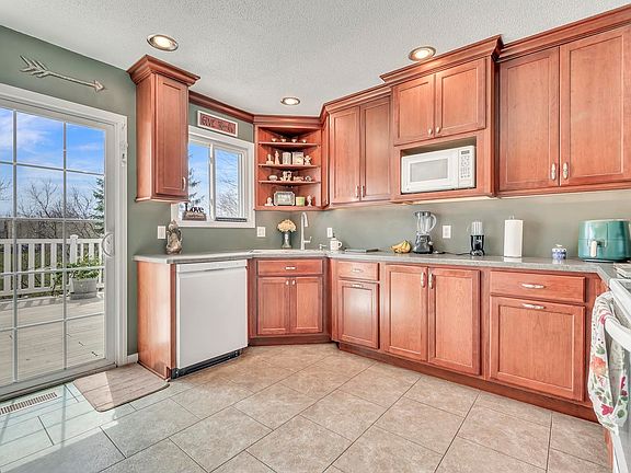 4th image of 22 Maple Dr