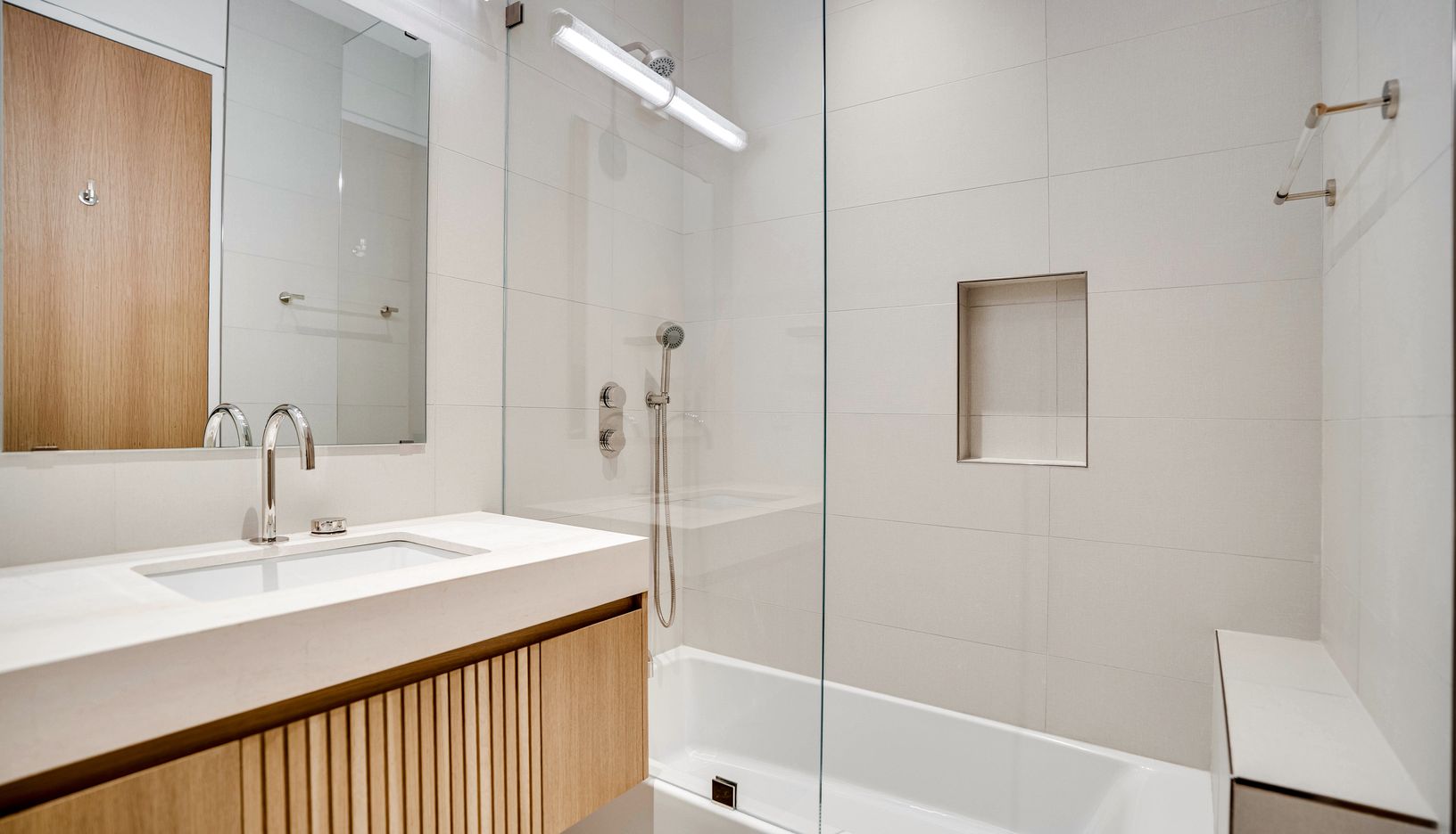  2nd floor 5th bedroom ensuite with tub for children 