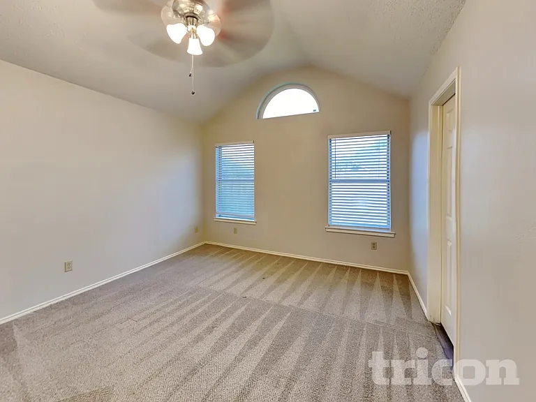 2851 Linden Ln — Photo 7