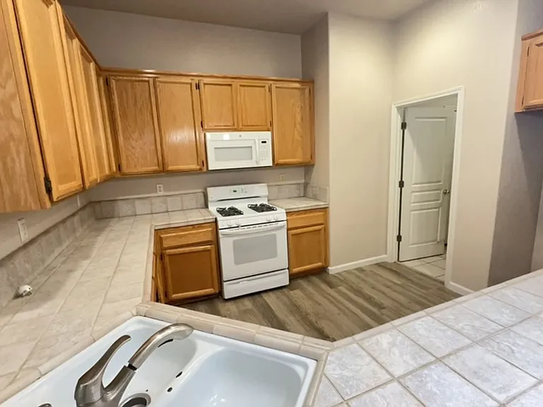99 Jarvis Cir — Photo 2