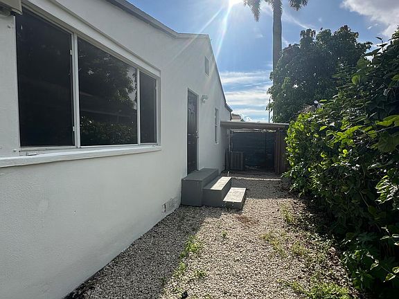 5th image of 940 NW 22nd Ct
