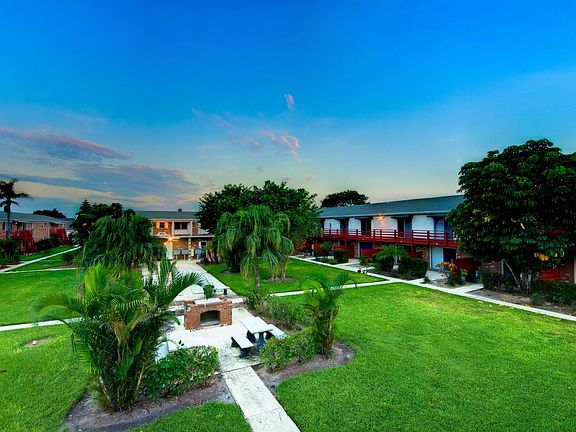 Windsor East Apartments - Courtyard