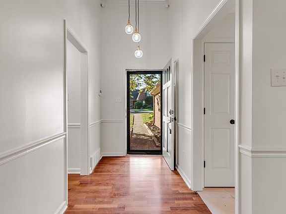 4th image of 914 Waif Woods Ln