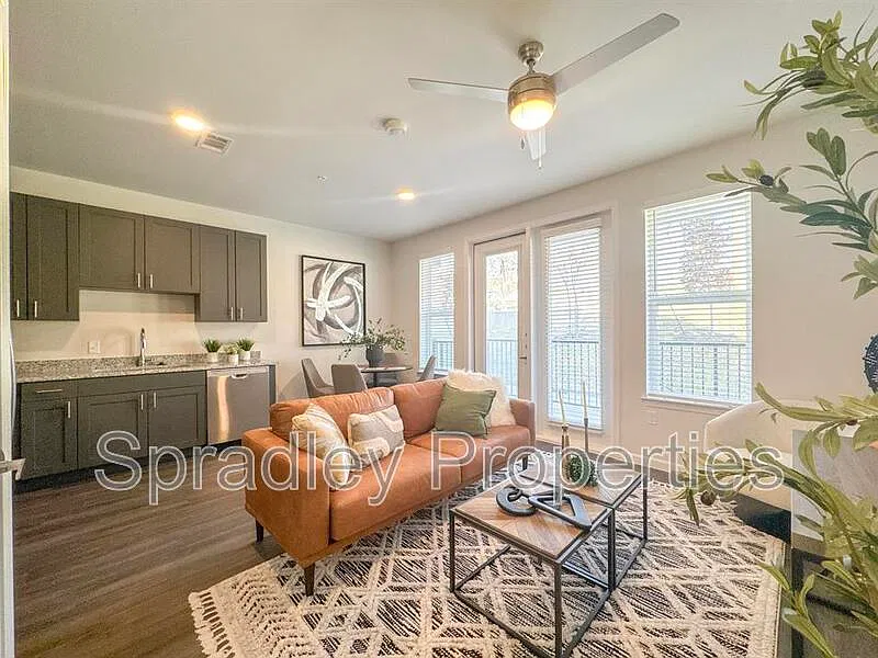 710 Shine St — Photo 2