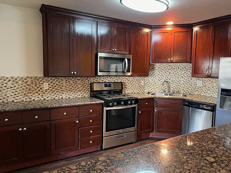 Versailles on the Lake Apartments — Photo 137
