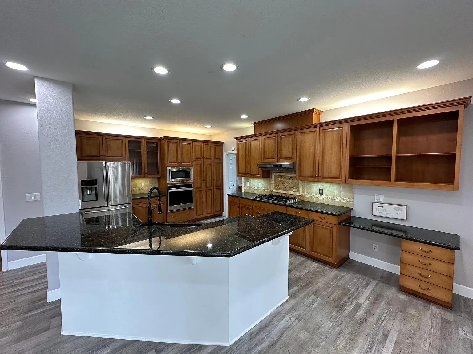 3 bed, 2526 sqft, $4,200 — Photo 4