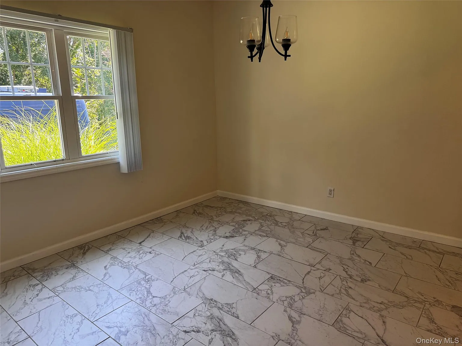 3 bed, 1.0 bath, 1575 sqft, $3,400 — Photo 2