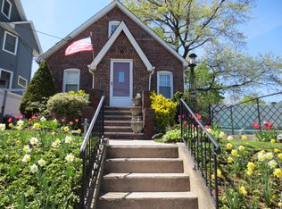 16 University Pl, Staten Island, NY 10301