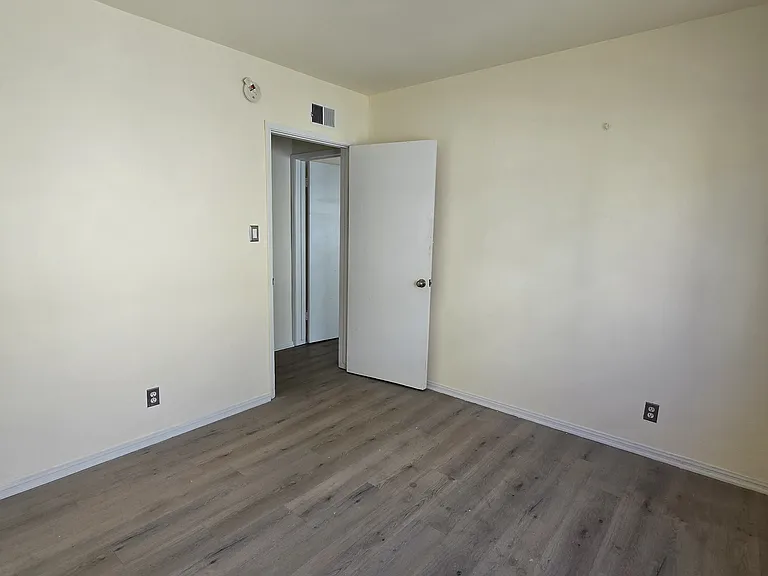 1947 S Sherbourne Dr #6 — Photo 9