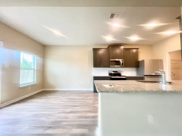 1702 Sandalwood Way — Photo 7