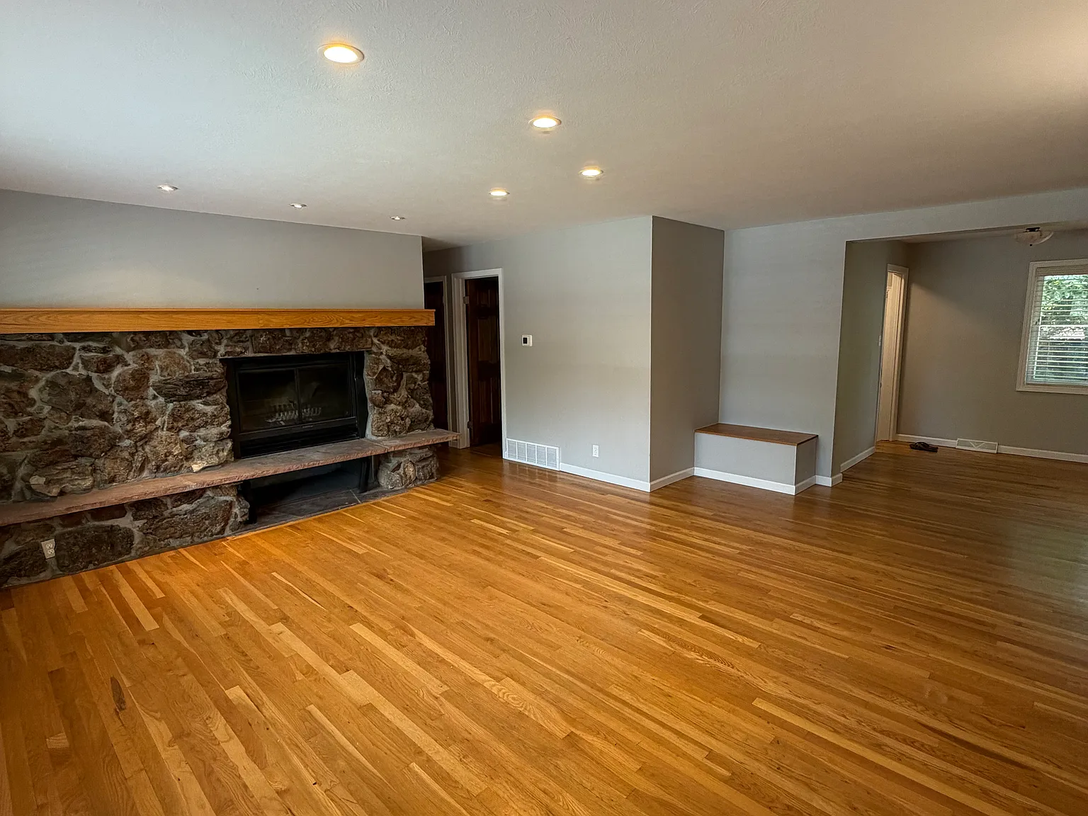 4 bed, 2300 sqft, $4,000 — Photo 3
