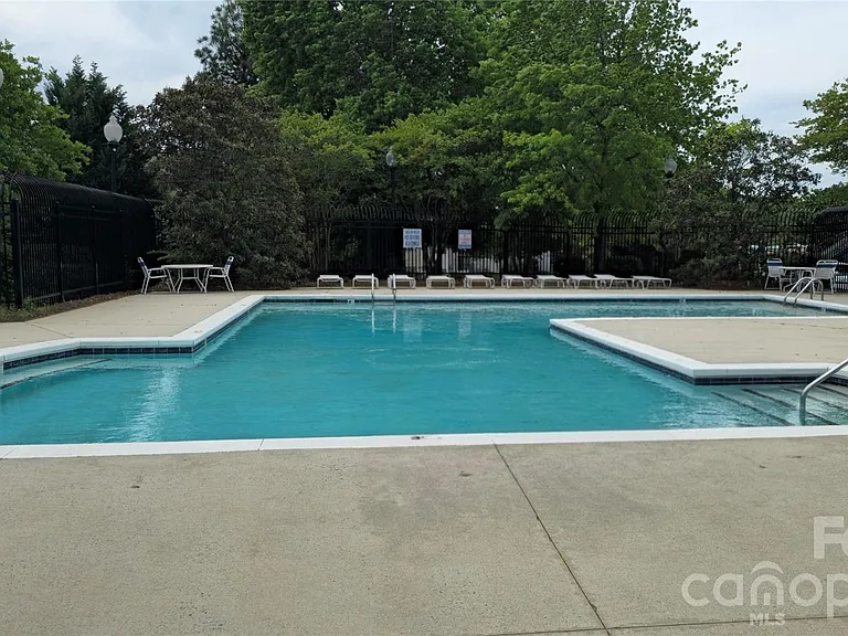 8049 Stoneham Ct — Photo 20