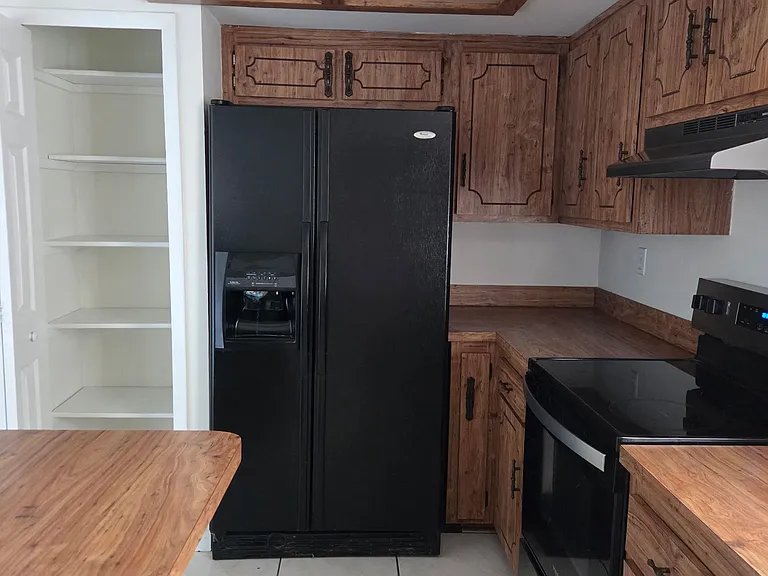 813 Poinciana St — Photo 5