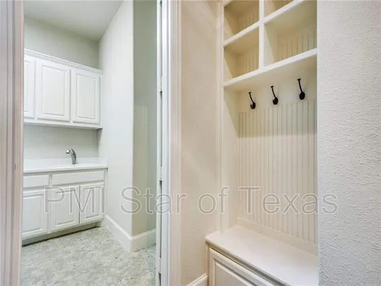 7509 Rockyford Dr — Photo 10