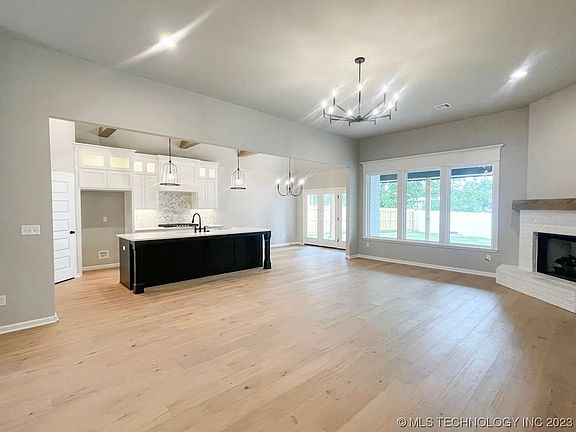 5th image of 7013 E Oakland St