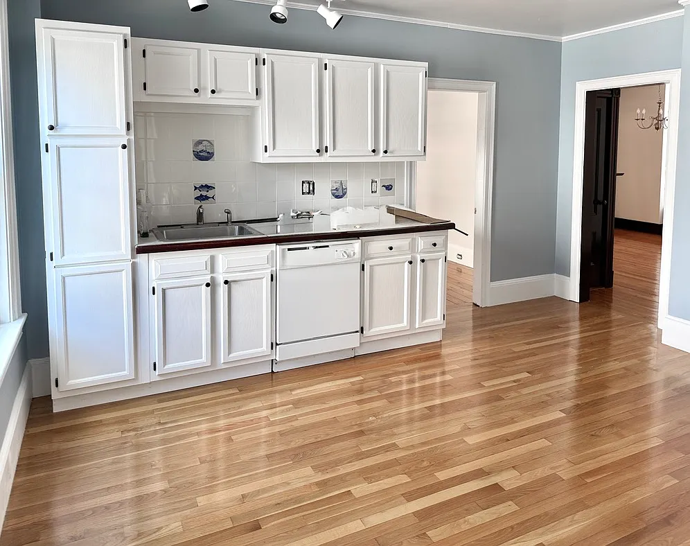 2 bed, 1.5 bath, 1300 sqft, $3,000 — Photo 2