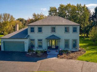 6N286 Creekside Dr, St Charles, IL 60175