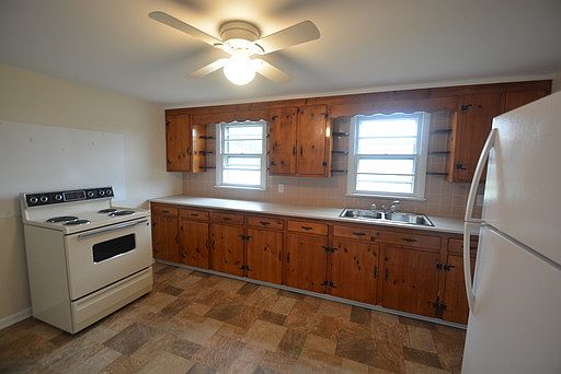 5th image of 385 Strawberry Ln